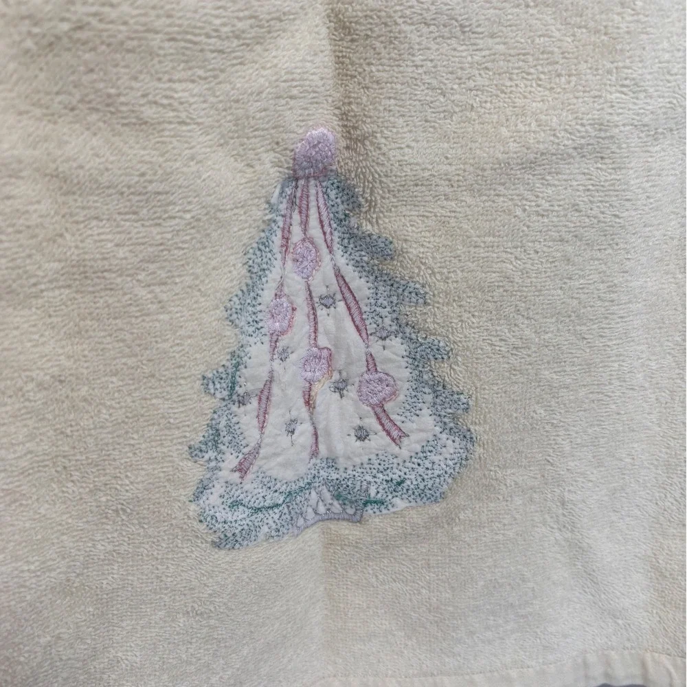 Vintage Cecil‎ Saydah Embroidered Christmas Tree Bath Towel Cream Holiday